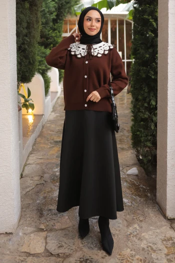 Kahverengi Yaka Dantel Detaylı Düğmeli Triko Hırka