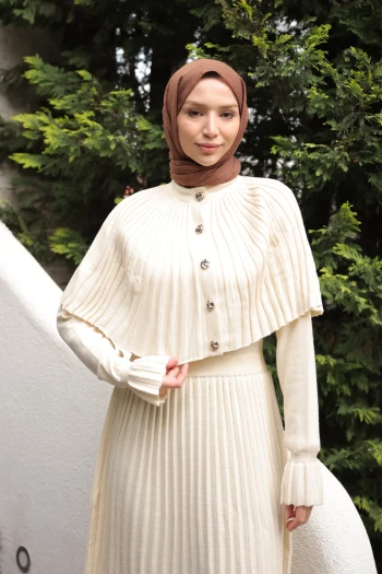 Krem Pelerin Detaylı Uzun Triko Elbise