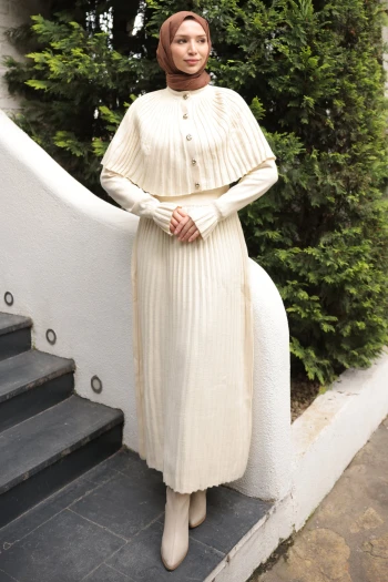 Krem Pelerin Detaylı Uzun Triko Elbise