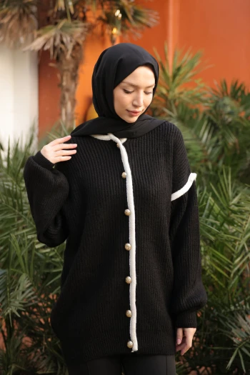 Siyah Balon Kol Düğmeli Triko Hırka