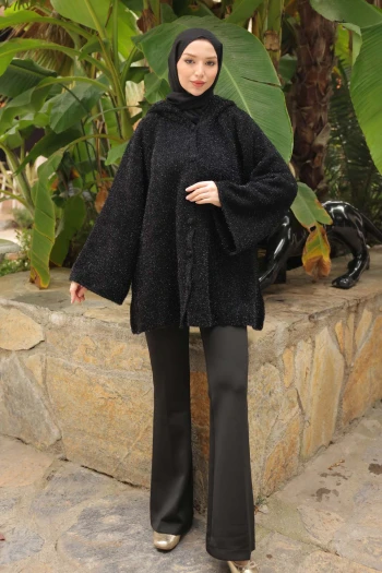 Siyah Kapüşonlu Düğmeli Simli Triko Hırka