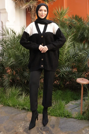 Siyah V Yaka Düğmeli Triko Hırka