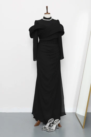 Siyah Yakası Taş Detaylı Omuzu Kat Drapeli Abiye