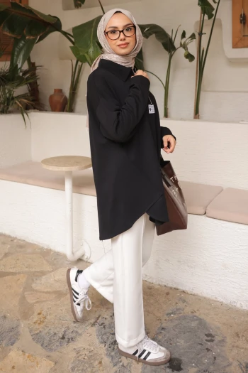 Siyah Yarım Fermuarlı Armalı Dikiş Detaylı Modal Tunik