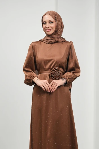 Kahverengi Çiçek Kemerli Taşlı Saten Abiye