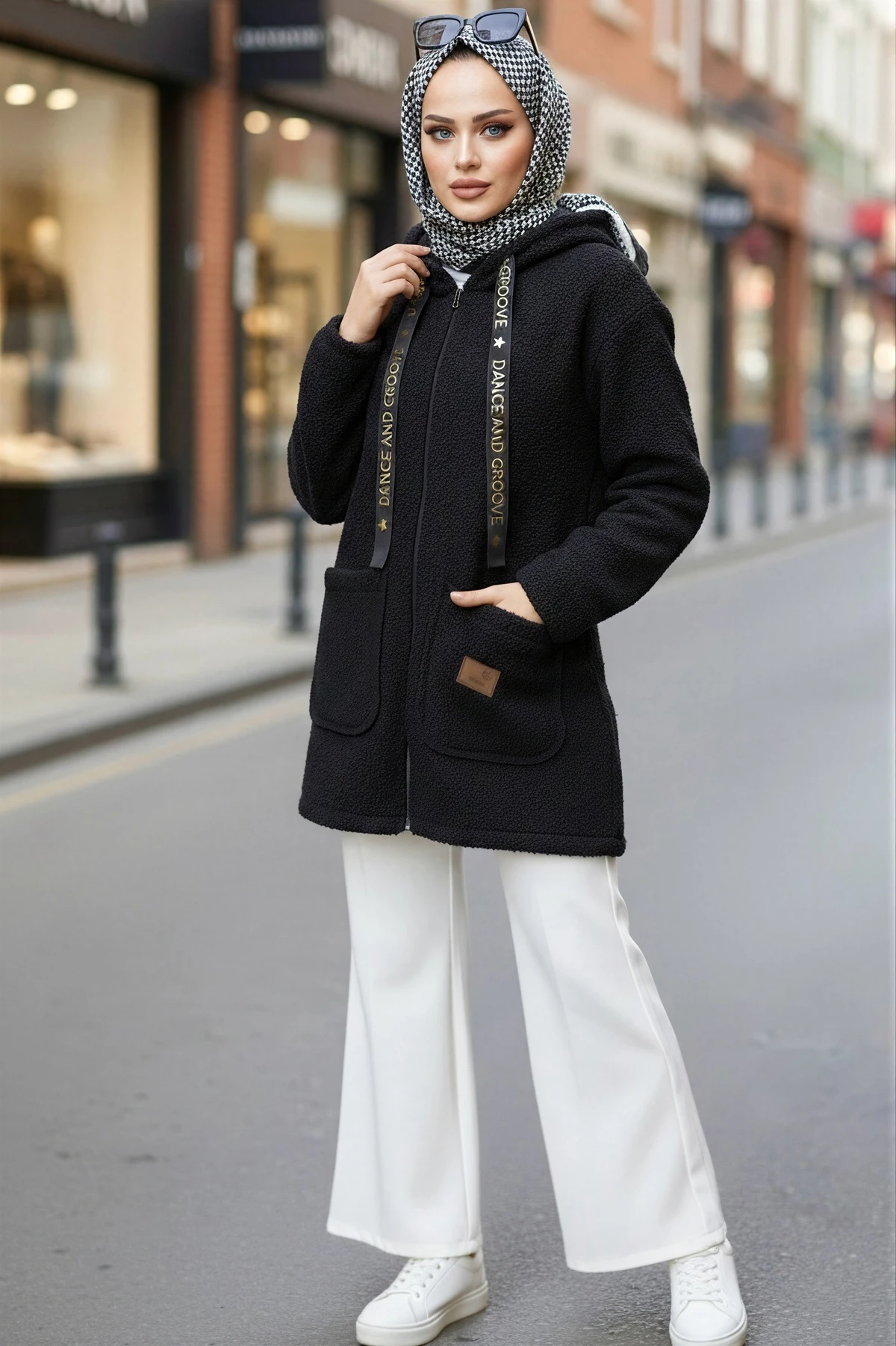 Siyah Kapşonlu Fermuarlı Buklet Ceket