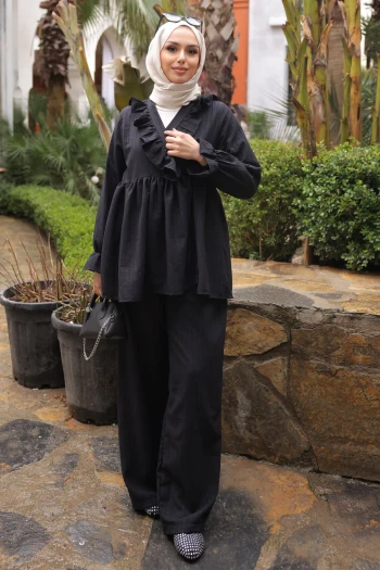 Siyah Yaka Fırfırlı Tunik Pantolonlu Takım