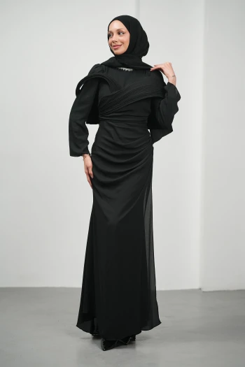 Siyah Yakası Taş Detaylı Omuzu Kat Drapeli Abiye