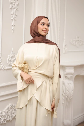 Bej Floş Saten Ön Detaylı Bluz Etekli Takım