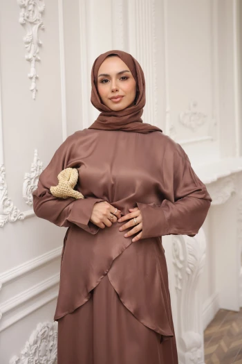 Kahverengi Floş Saten Ön Detaylı Bluz Etekli Takım