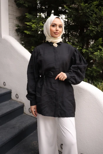 Siyah Bel Bağlamalı Broşlu Modal Tunik