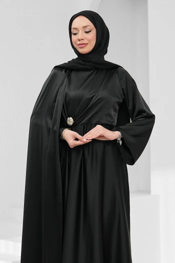 Siyah Omuz Şal Detaylı Broşlu Saten Abiye