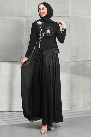 Siyah Papatya Detaylı Eteği Pliseli Taşlı Abiye