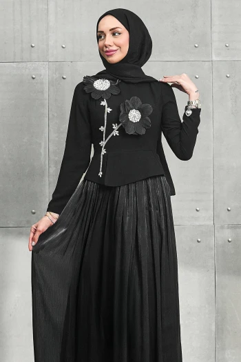 Siyah Papatya Detaylı Eteği Pliseli Taşlı Abiye