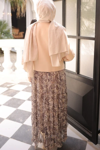 Bej Eteği Şifon Ceketli Takım