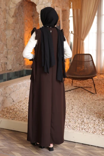 Kahverengi Bel Kuşaklı Kolları Fırfırlı Elbise