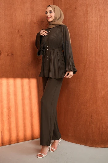 Kahverengi Piliseli Hakim Yaka Tunik Pantolonlu Krep Takım