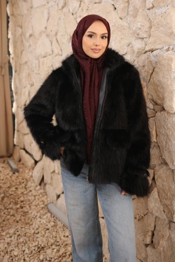 Siyah Fermuarlı Astarlı Kısa Kürk Kaban