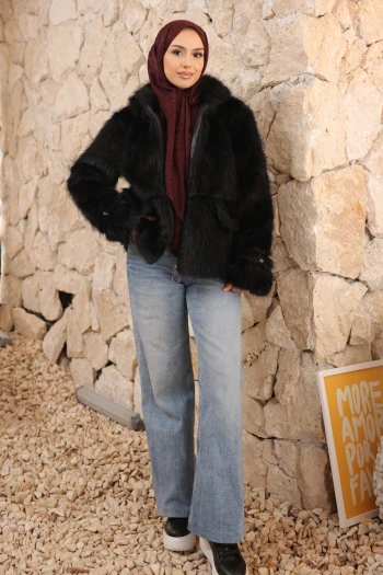 Siyah Fermuarlı Astarlı Kısa Kürk Kaban