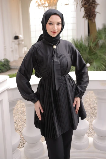 Siyah Fular Yakalı Piliseli Saten Tunik