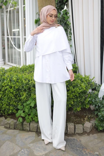 Beyaz Ön Bronş Detaylı Tunik