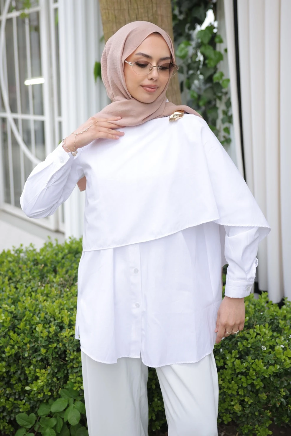Beyaz Ön Bronş Detaylı Tunik