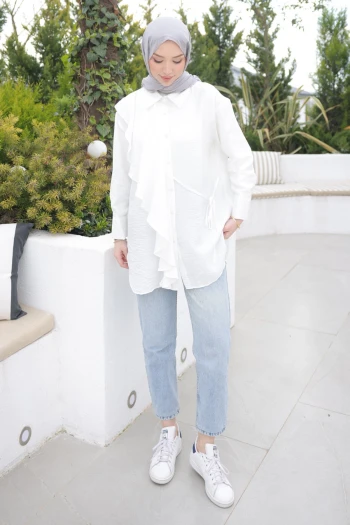 Ekru Önü Fırfır Detaylı Gömlek