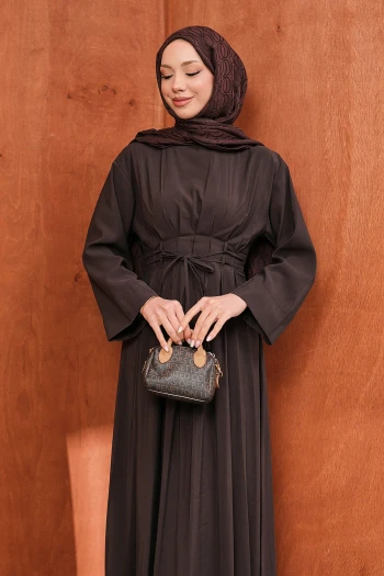 Kahverengi Bel Bağlamalı Piliseli Elbise