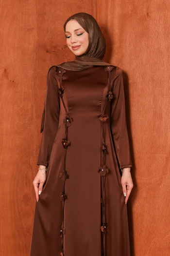 Kahverengi Çiçek Detaylı Saten Abiye