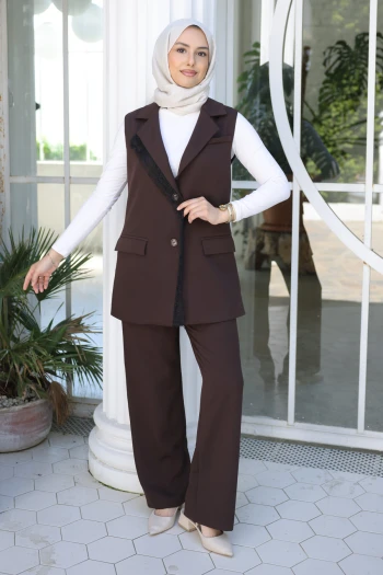 Kahverengi Dantel Detaylı Yelek Pantolonlu Takım