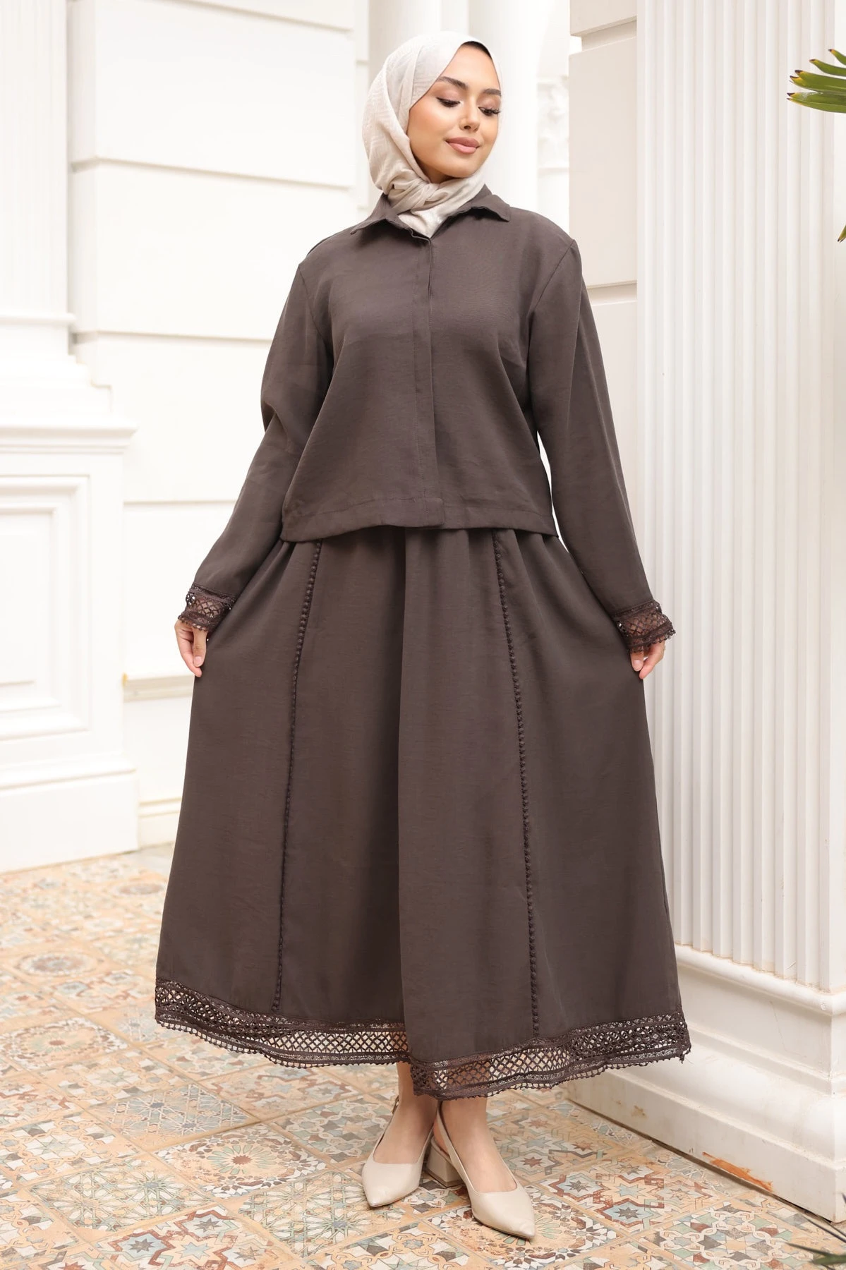 Kahverengi Düğmeli Kolu Dantelli Gömlek Etekli Takım