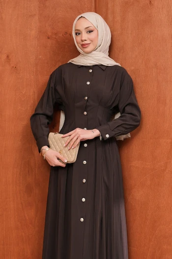 Kahverengi Düğmeli Pileli Elbise