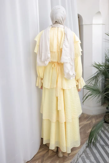 Sarı Yakalı Katlı Beli Lastikli Elbise