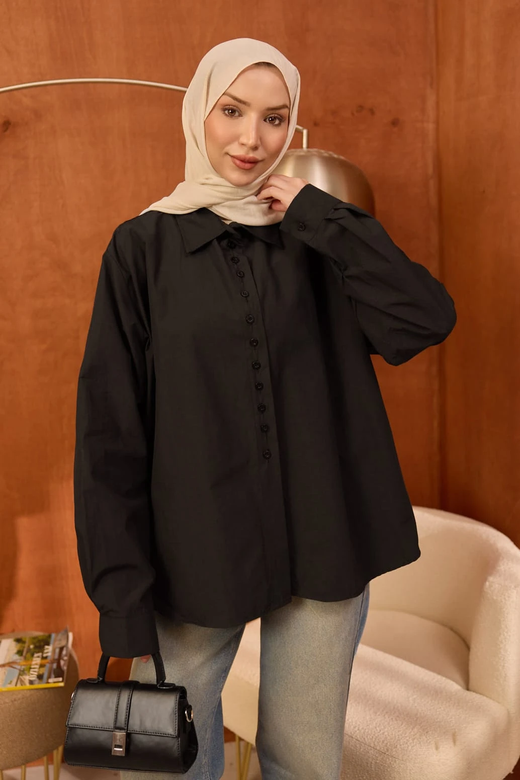 Siyah Düğmeli Asimetrik Kesim Terikoton Gömlek