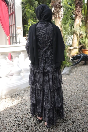 Siyah Eteği Katlı Desenli Şifon Elbise