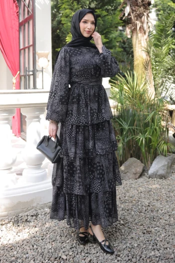 Siyah Eteği Katlı Desenli Şifon Elbise