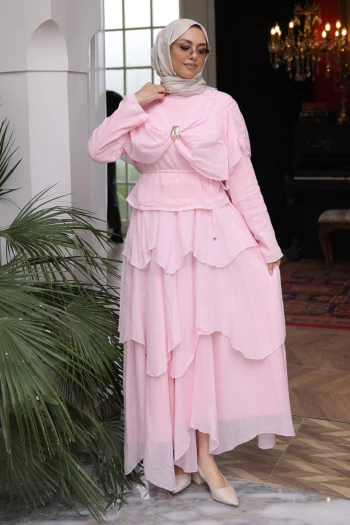 Pembe Bronşlu Omuz Pelerinli Eteği Katlı Takım