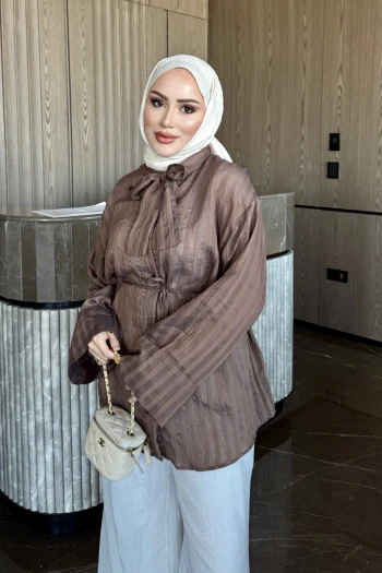 Kahverengi Yaka Bağlamalı Çizgili Gömlek