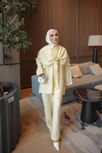 Sarı Pelerin Tokalı Üçlü Pantolonlu Takım