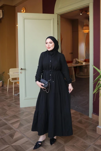 Siyah Kol Lastikli  Eteği Katlı Müslin Elbise