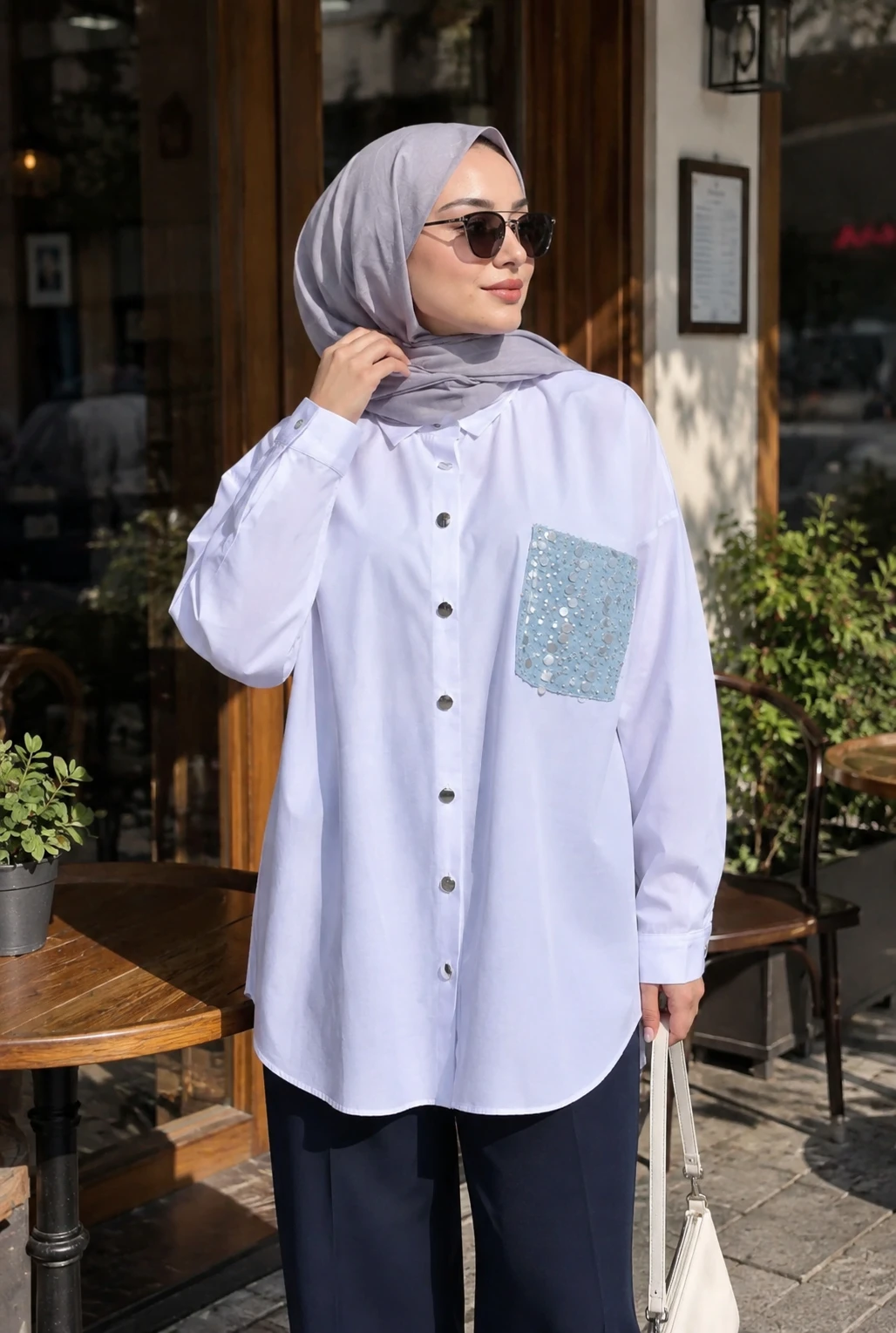 Beyaz Cebi Pul İşlemeli Oversize Gömlek