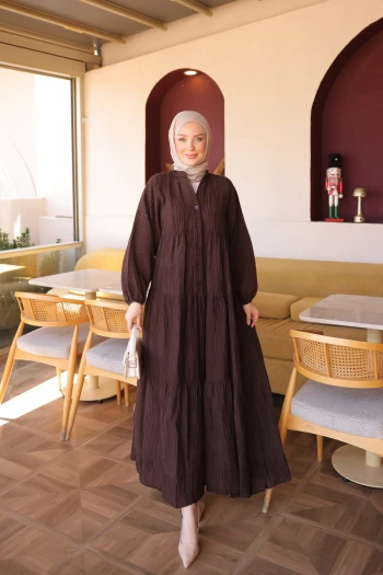 Kahverengi Düğmeli Katlı Gofre Elbise