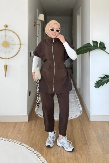 Kahverengi Fermuarlı Yelek Pantolonlu Takım