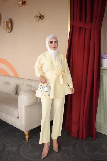 Sarı Yaka Bronş Detaylı  Tunik Pantolonlu Takım