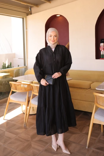 Siyah Düğmeli Katlı Gofre Elbise