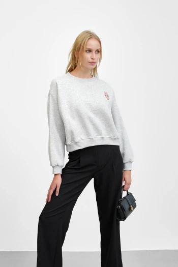 Gri Bisiklet Yaka Nakışlı Üç İplik Kısa Oversize Sweat