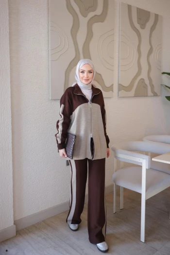 Kahverengi Renk Bloklu Fermuarlı Hırka Pantolonlu Triko Takım