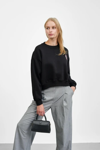 Siyah Bisiklet Yaka Nakışlı Üç İplik Kısa Oversize Sweat