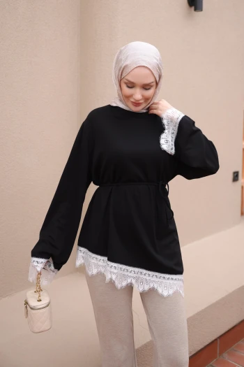 Siyah Kol Ve Eteği Dantelli Tunik