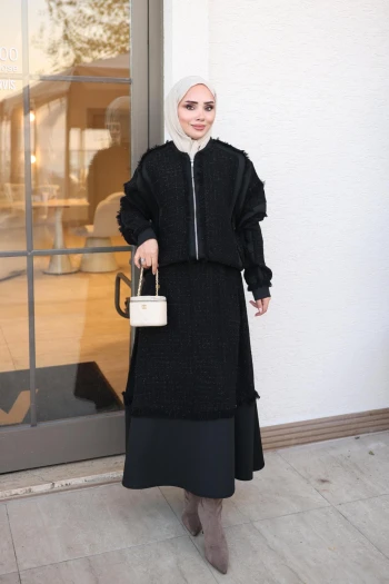 Siyah Püsküllü Ceket Etekli Tüvit Takım